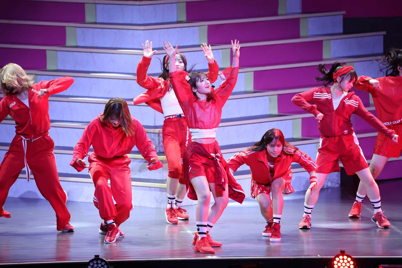 卒業コンサートで歌と踊りで魅了する村山彩希（撮影・丹羽敏通）