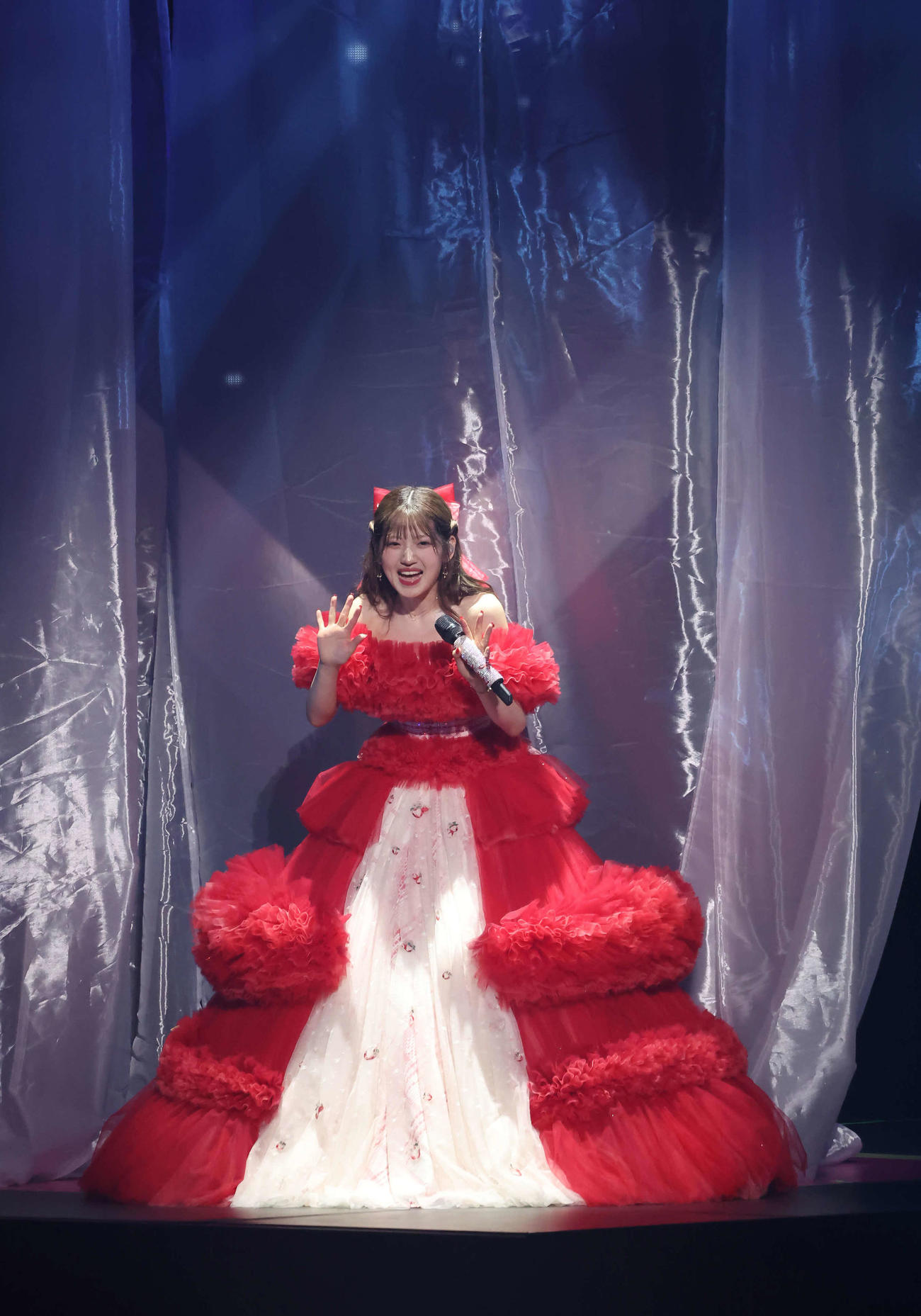 手を振って別れを告げる村山彩希（撮影・丹羽敏通）