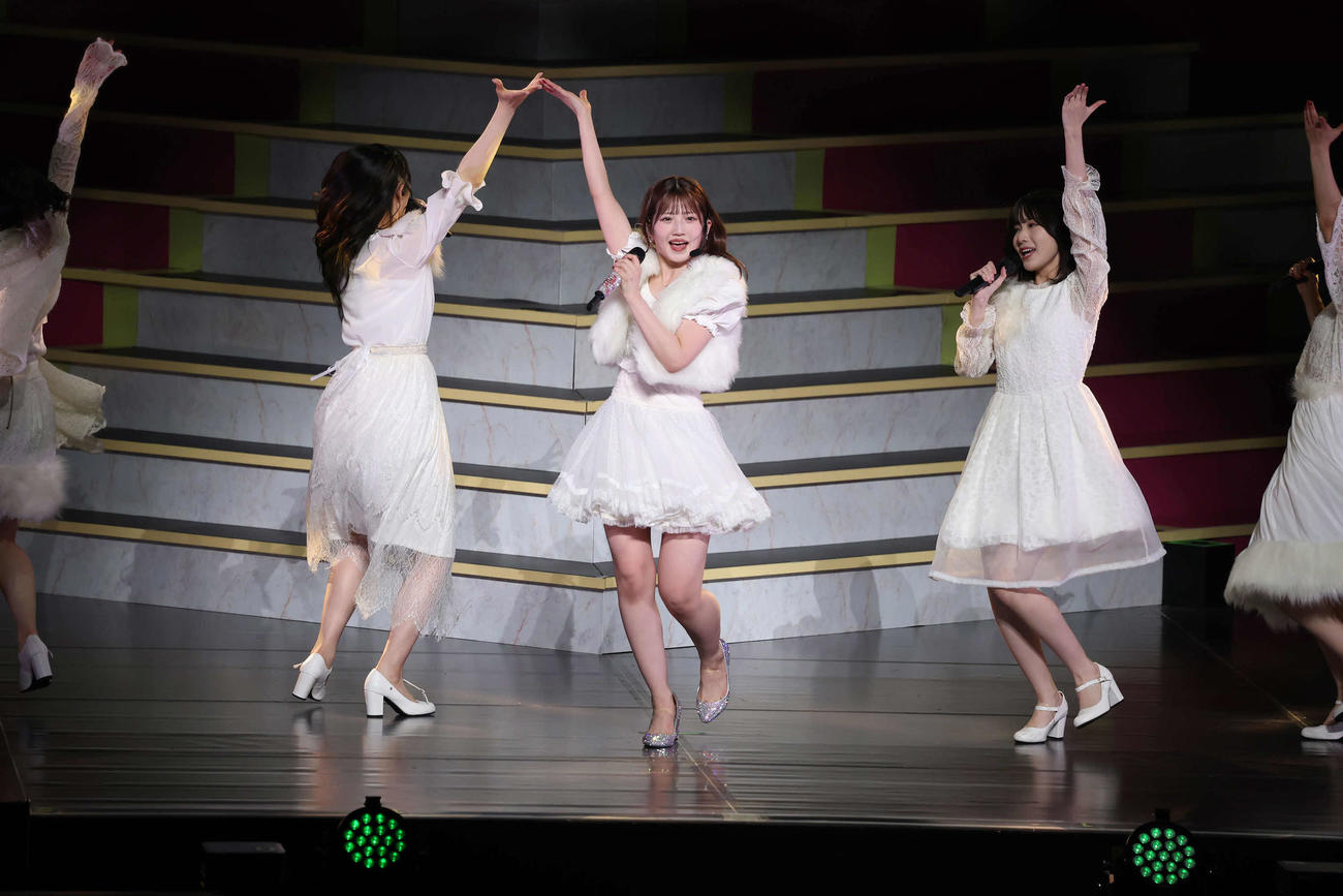 卒業コンサートで歌と踊りで魅了する村山彩希（撮影・丹羽敏通）