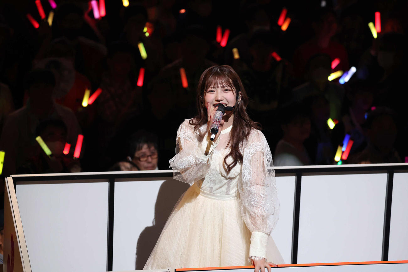 場内を回る村山彩希（撮影・丹羽敏通）