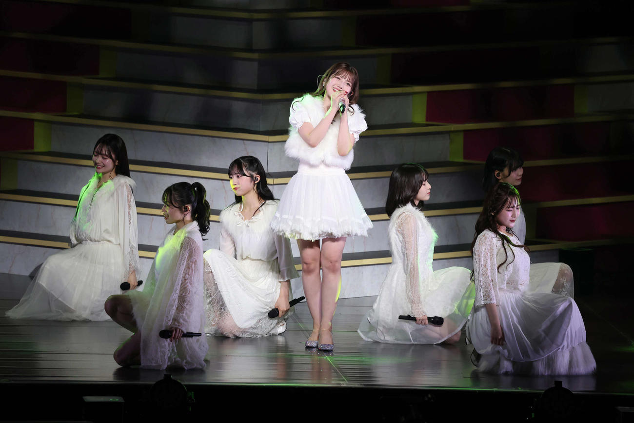 卒業コンサートで歌と踊りで魅了する村山彩希（撮影・丹羽敏通）