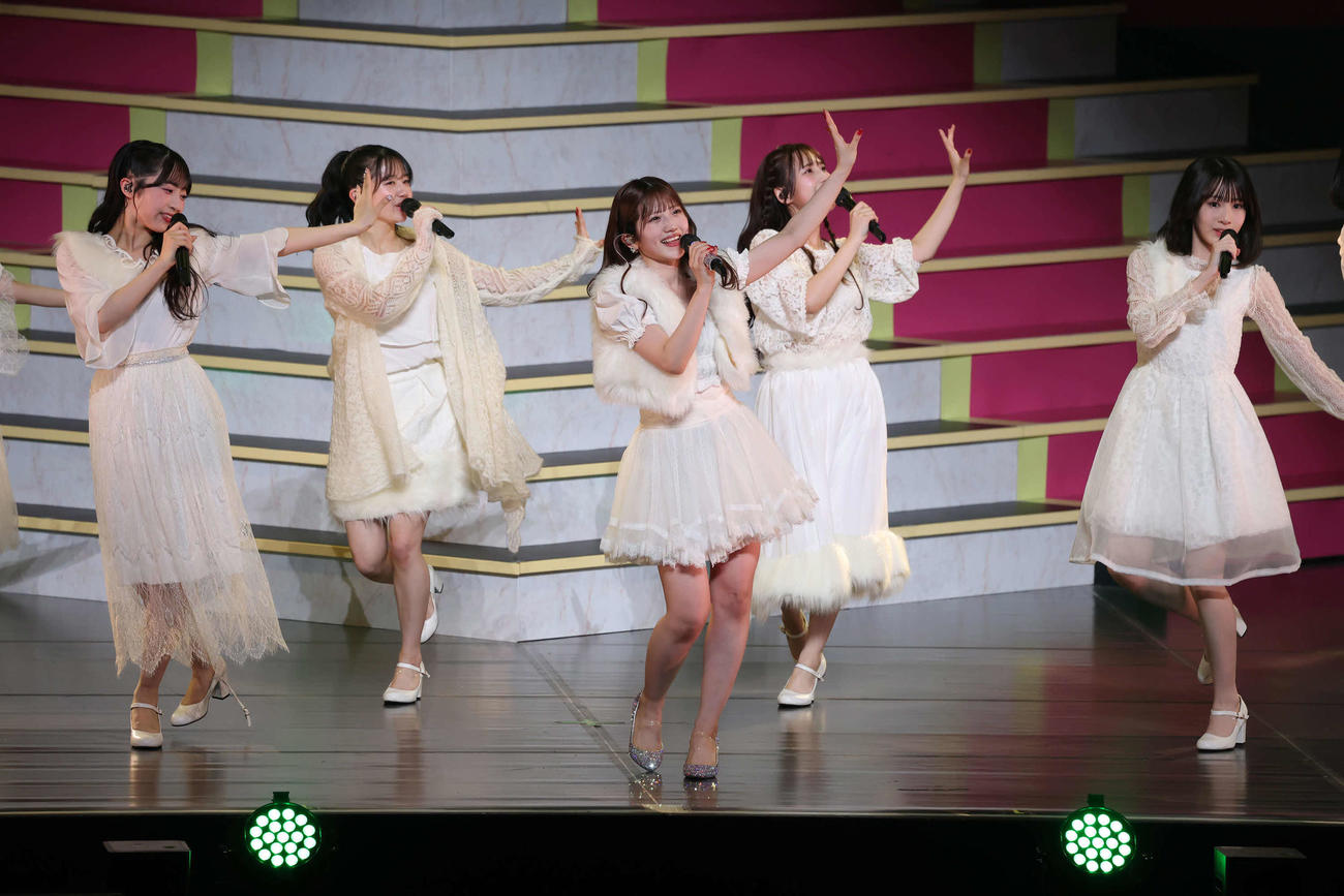 卒業コンサートで歌と踊りで魅了する村山彩希（撮影・丹羽敏通）