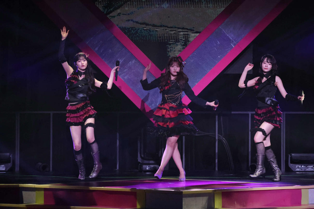 卒業コンサートで歌と踊りで魅了する村山彩希（撮影・丹羽敏通）