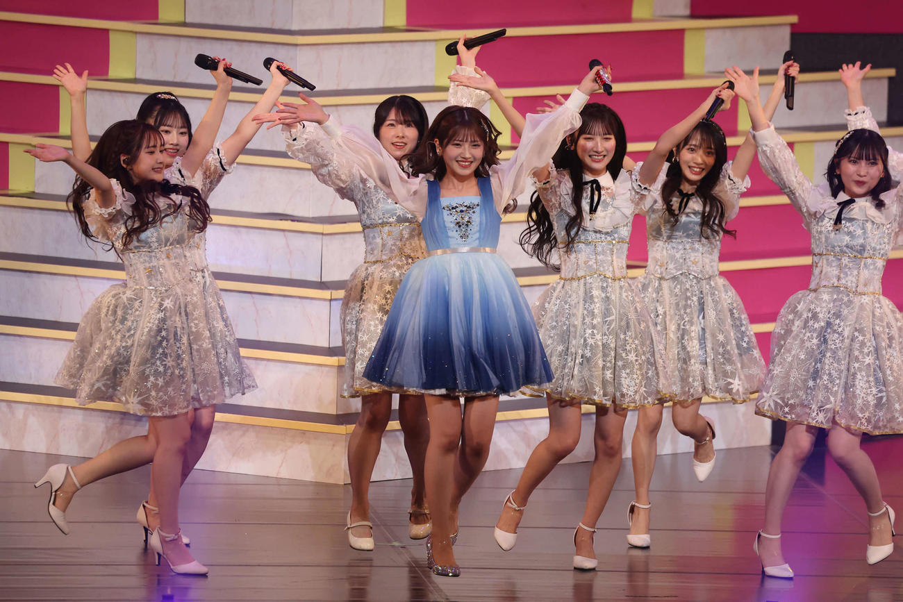 卒業コンサートで歌と踊りで魅了する村山彩希（撮影・丹羽敏通）