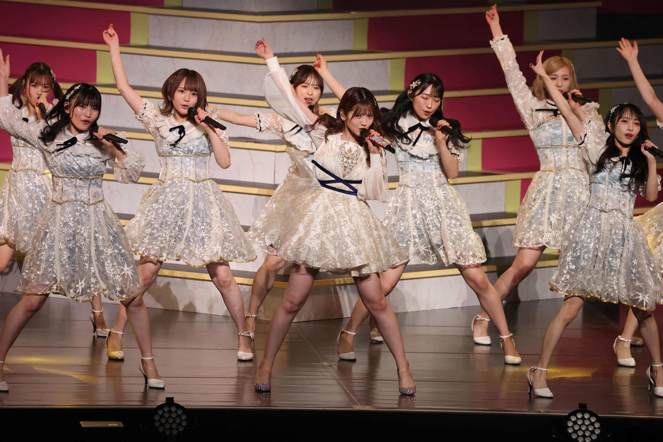 卒業コンサートで歌と踊りで魅了する村山彩希（撮影・丹羽敏通）