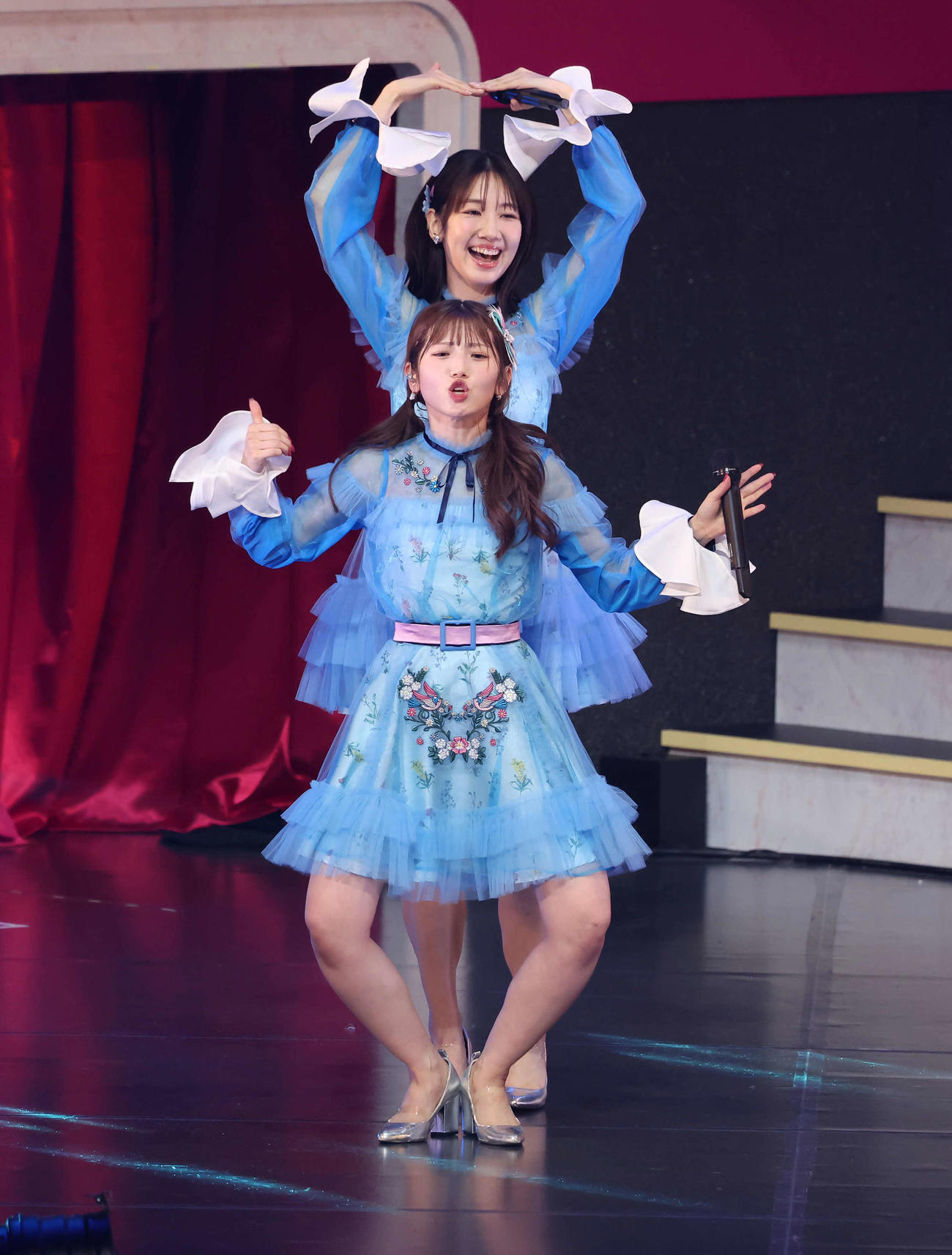 柏木由紀とパフォーマンスする村山彩希（撮影・丹羽敏通）