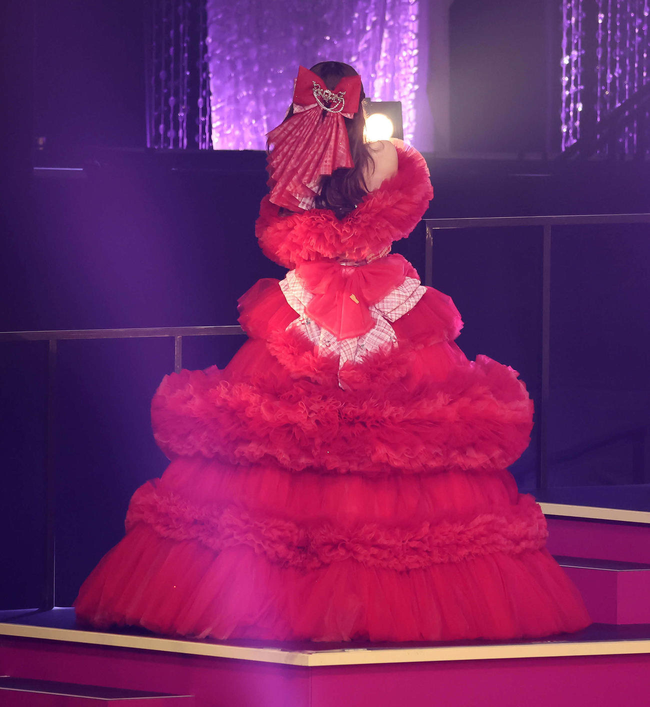 自慢のドレスの後ろ姿を披露する村山彩希（撮影・丹羽敏通）