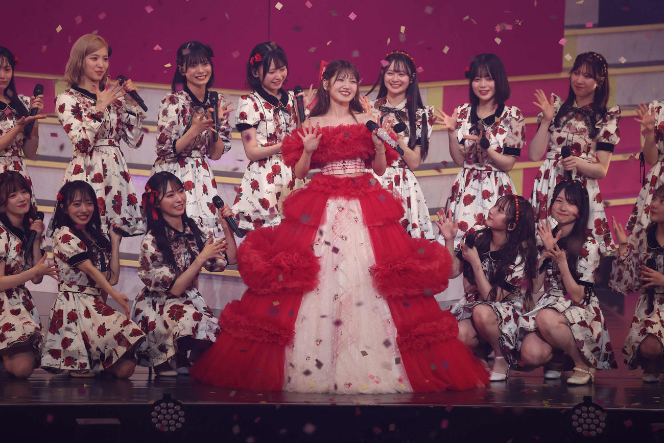 アンコールでメンバーたちと「少女たちよ」を熱唱する村山彩希（撮影・丹羽敏通）