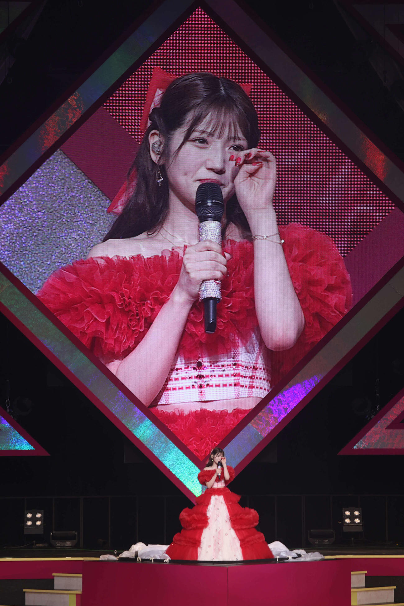 感謝の言葉に涙する村山彩希（撮影・丹羽敏通）