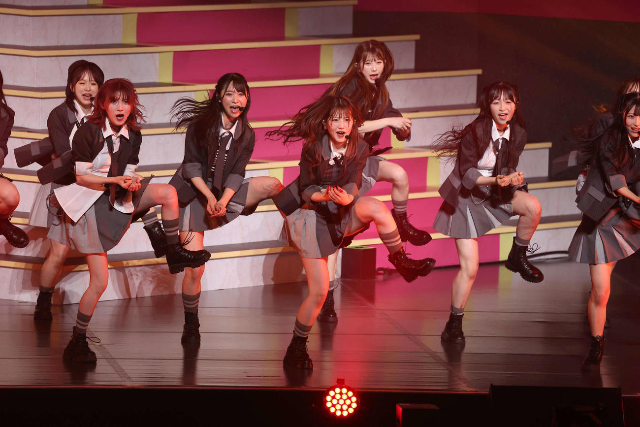 卒業コンサートで歌と踊りで魅了する村山彩希（撮影・丹羽敏通）