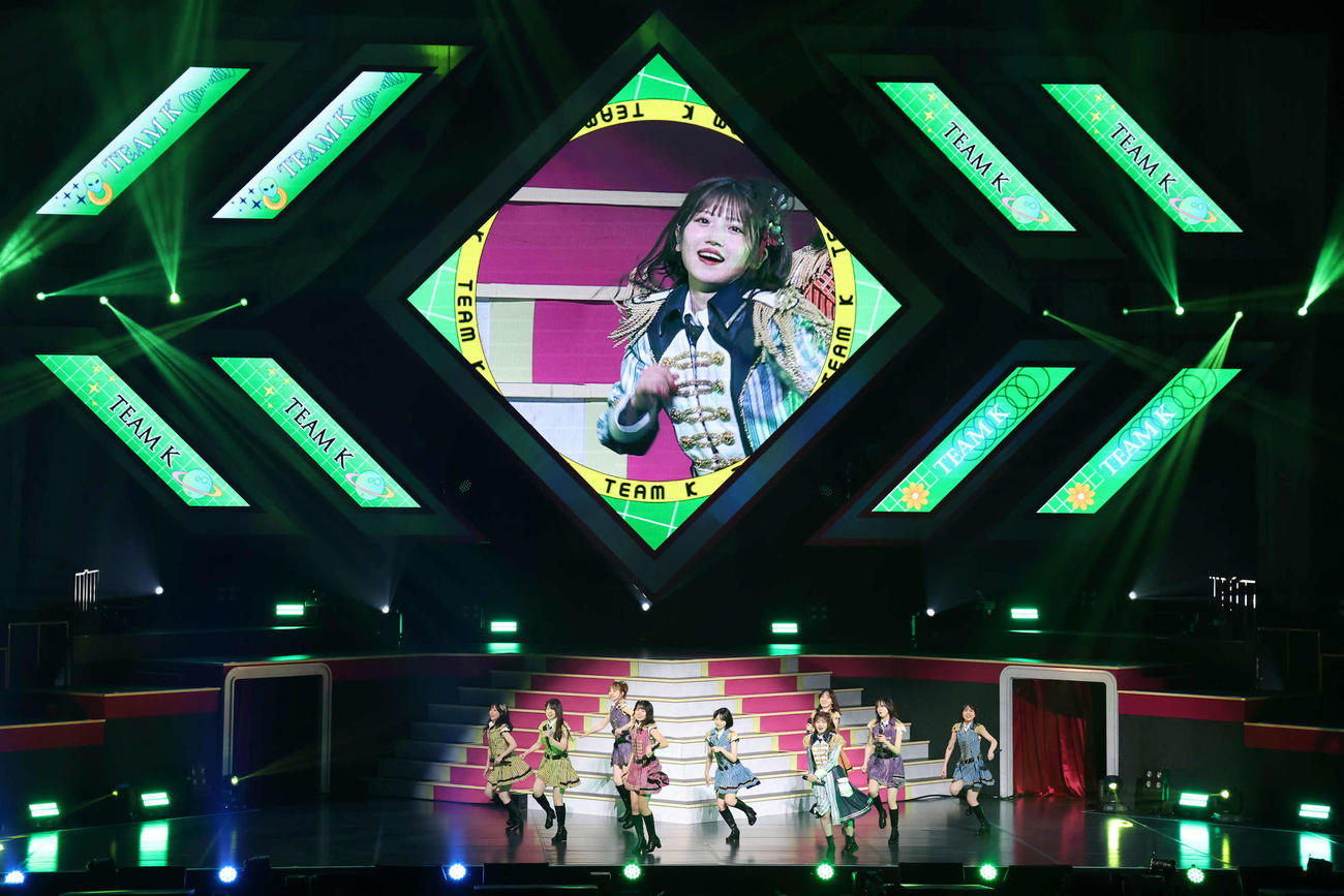 卒業コンサートで歌と踊りで魅了する村山彩希（撮影・丹羽敏通）