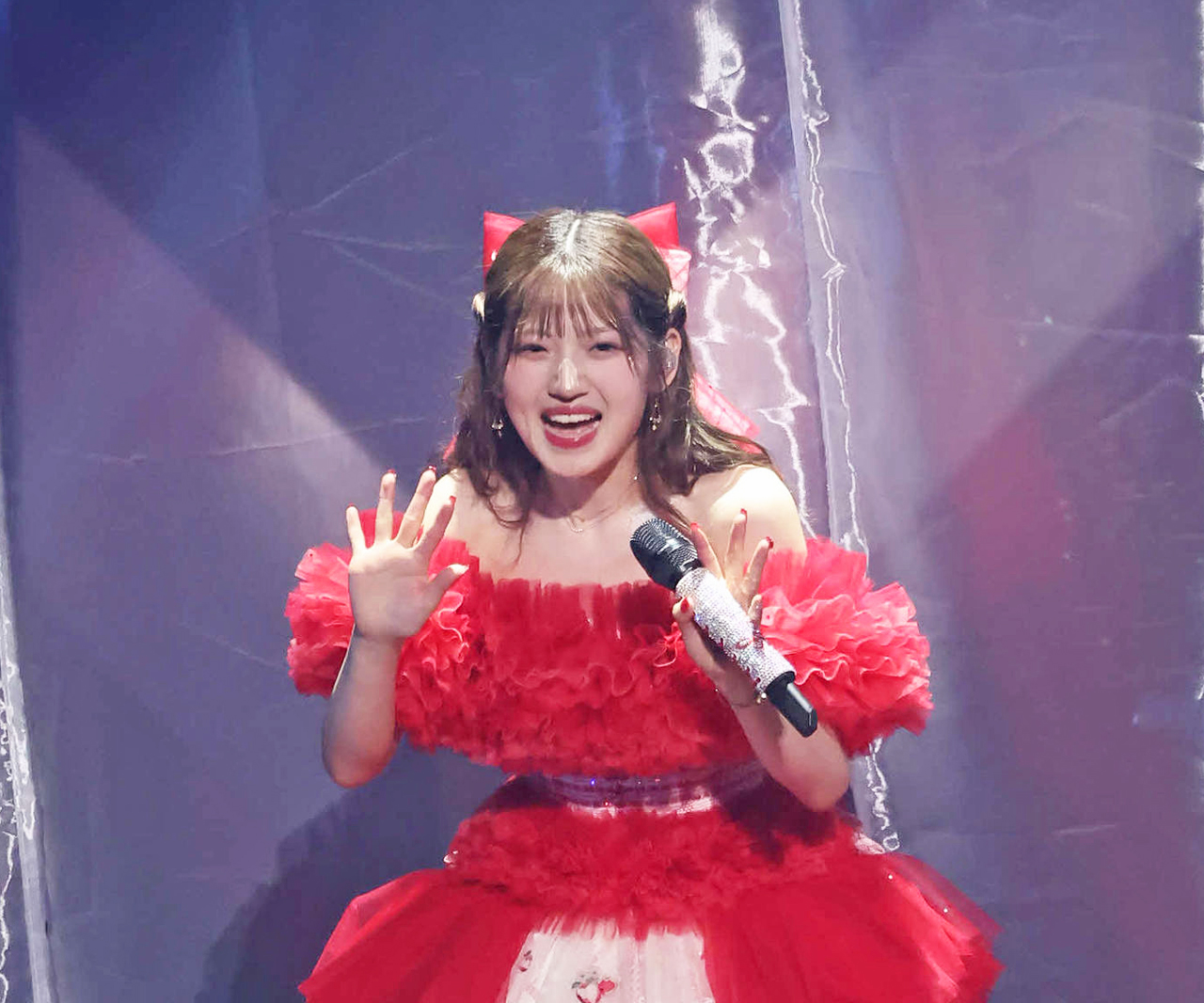 手を振って別れを告げる村山彩希（2025年5月6日撮影）