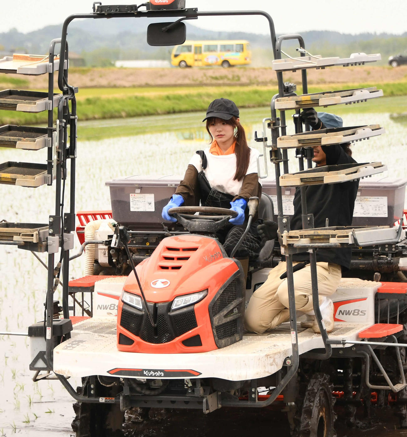真剣な表情で田植え機を操作する清司麗菜