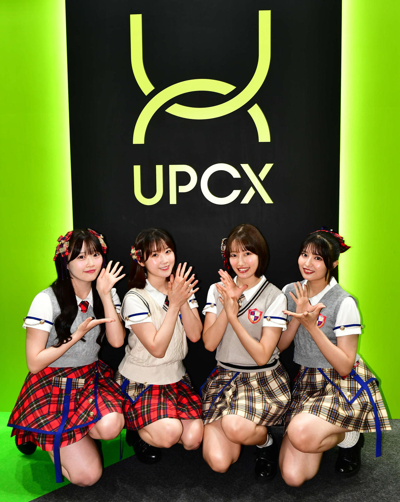 UPCXブースに応援に訪れた、左からKLP48の山根涼羽、甲斐心愛、黒須遥香、行天優莉奈（撮影・松尾幸之介）