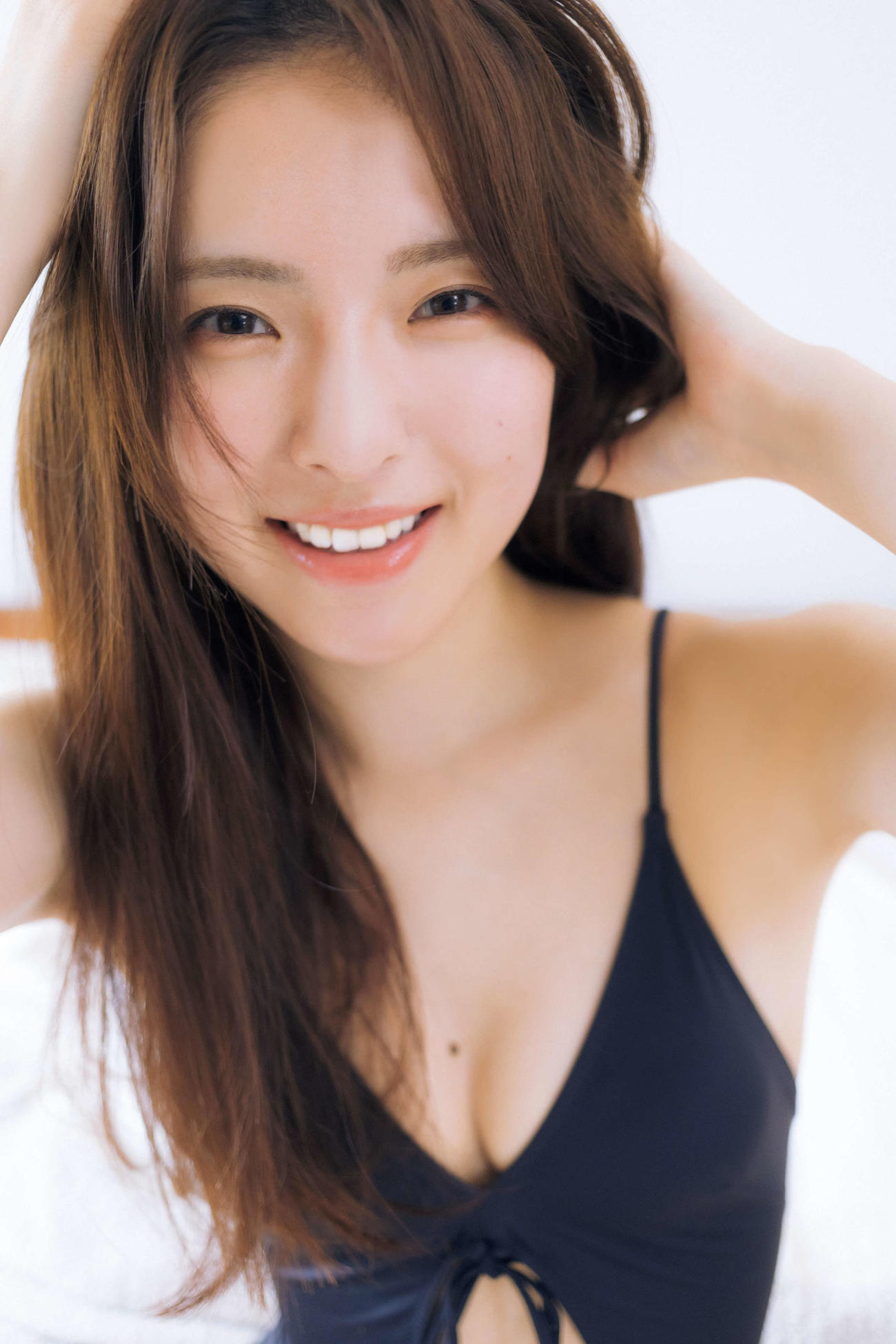 黒の水着で大人の雰囲気を醸し出す大塚七海　（C）西村康／KADOKAWA