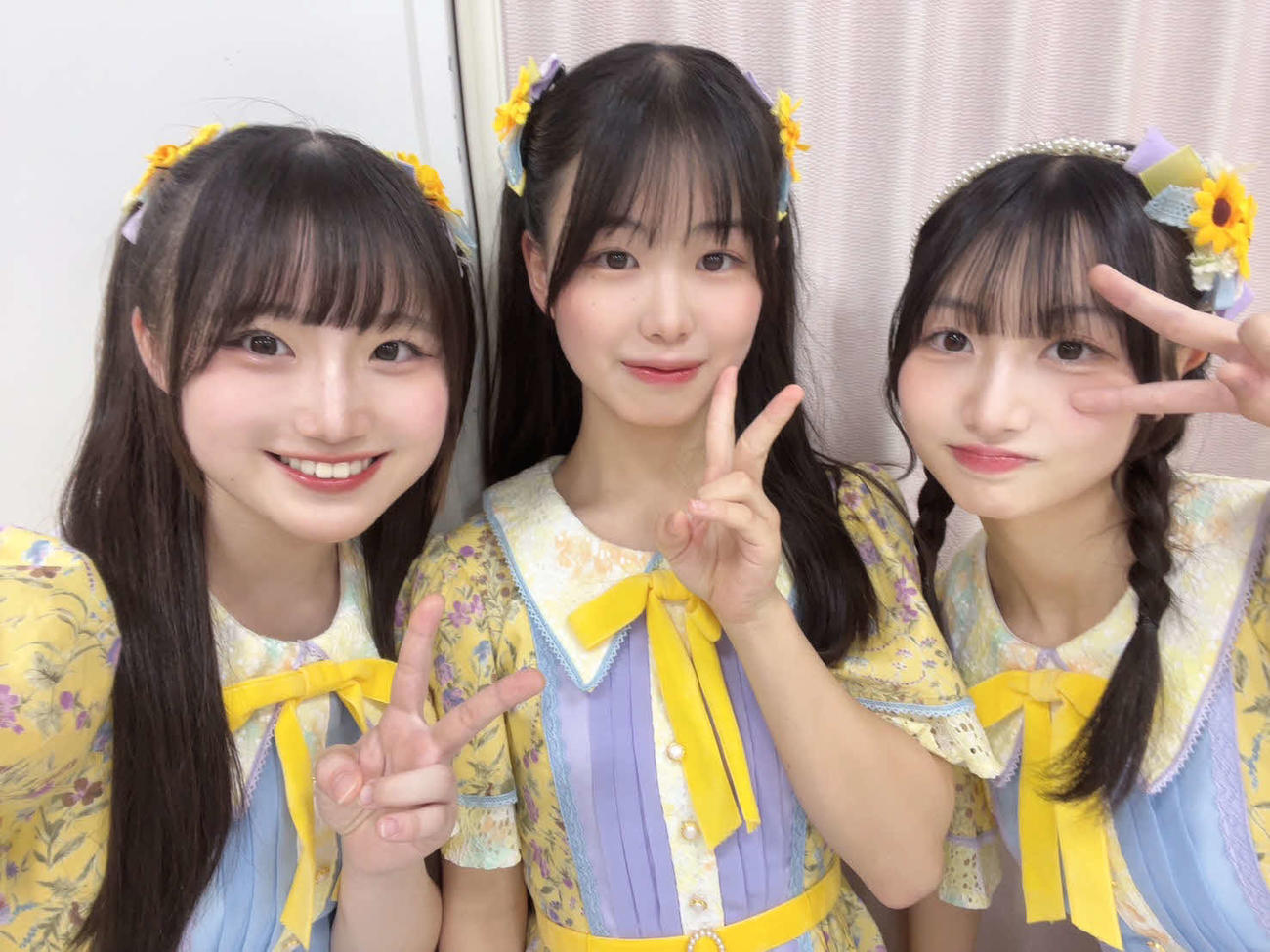 5期生の皆川日和ちゃん（中央）、北澤百音ちゃん（右）と。大切な仲間です