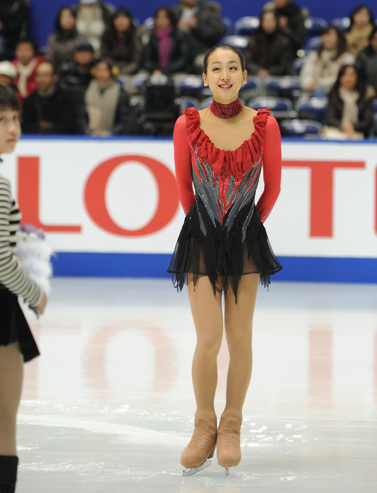 浅田真央に五輪出場祝福の花束を渡した川上千尋（左）（2009年12月撮影）