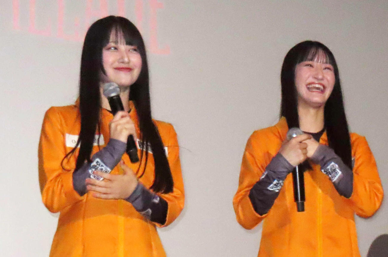 映画「鬼ベラシ」初日舞台あいさつに登壇したSTU48中村舞（左）と信濃宙花