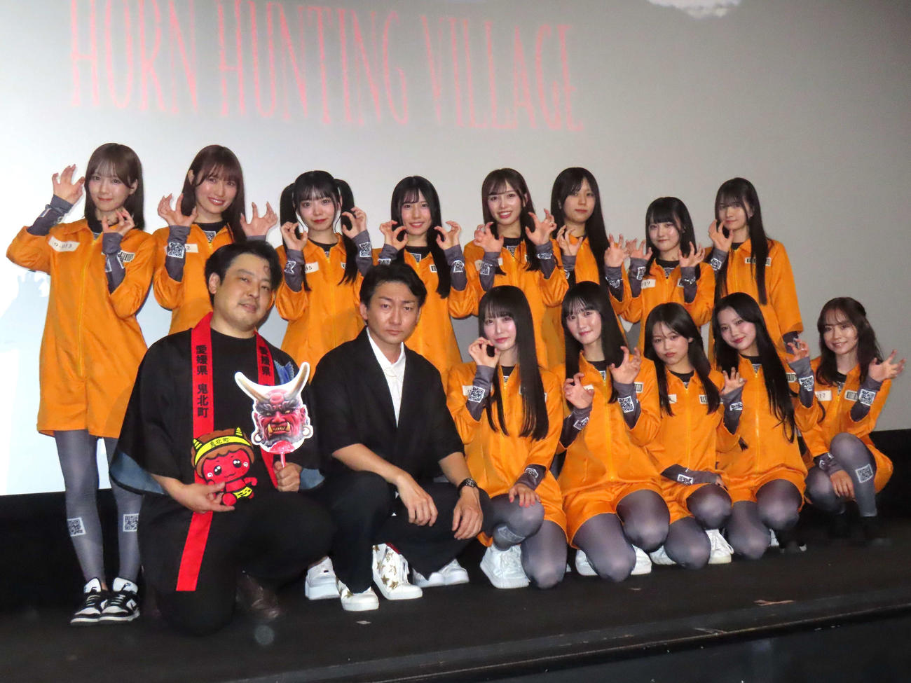 映画「鬼ベラシ」初日舞台あいさつに登壇した、前列左から大森研一監督、波岡一喜、中村舞、信濃宙花、YUNA、HINATA、杏花。後列左から古松華、田中美帆、園田一花、黒瀬梨花、川又あん奈、西村瑠香、久留島優果、新井梨杏