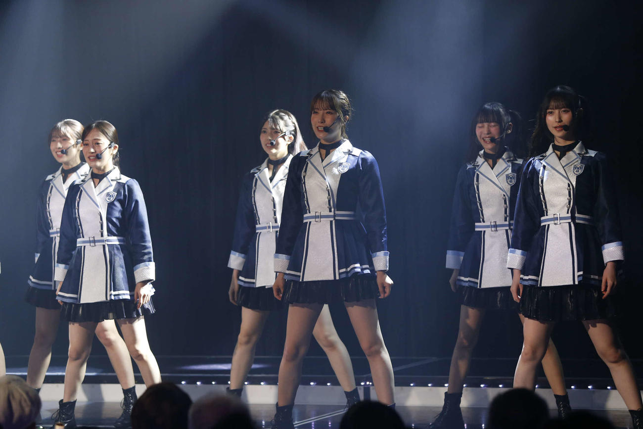 卒業を発表したNMB48小嶋花梨（写真中央）（C）NMB48