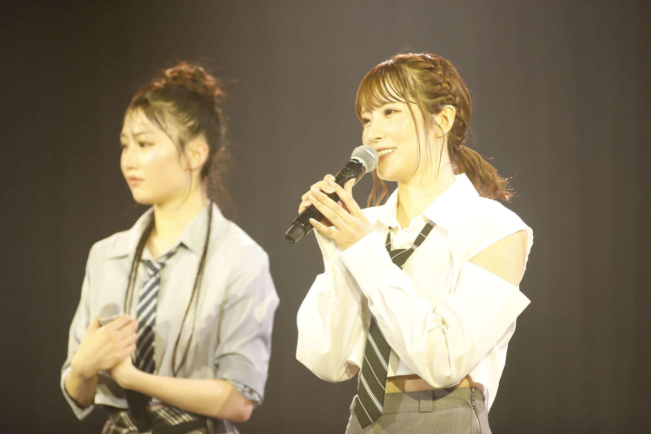 卒業を発表したNMB48小嶋花梨（右）（C）NMB48