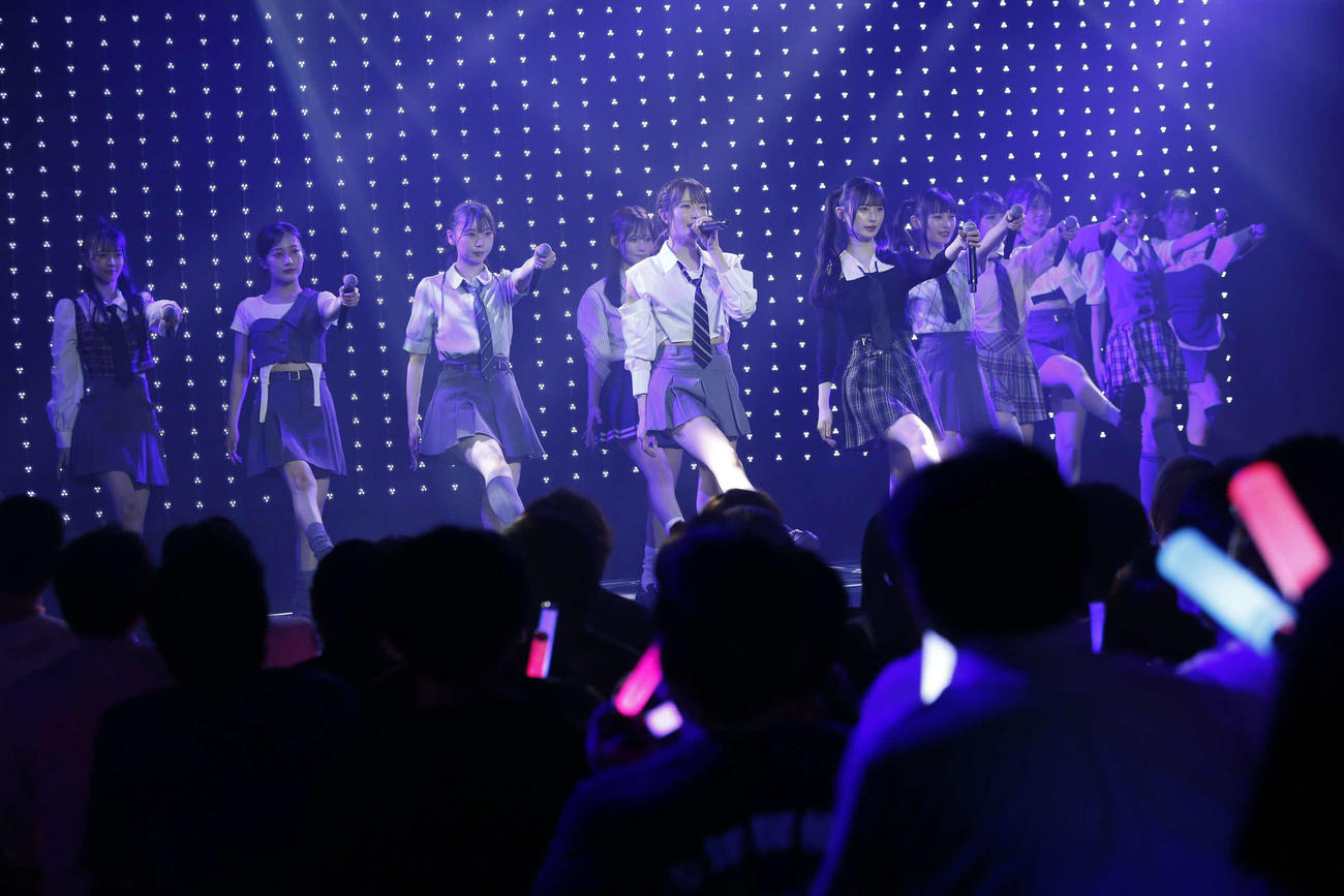 卒業を発表したNMB48小嶋花梨（写真中央）（C）NMB48