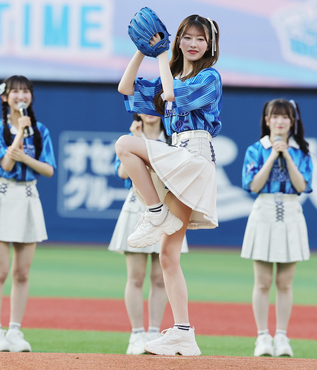 25年6月17日　DeNA対西武　セレモニアルピッチを行うAKB48の千葉恵里（撮影・野上伸悟）