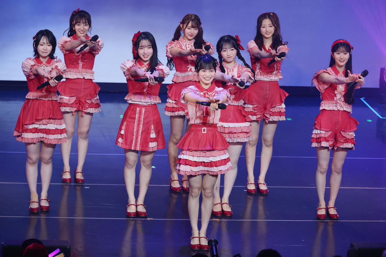 昇格記念ライブを行ったAKB48の18期生。左から成田香姫奈、工藤華純、山口結愛、久保姫菜乃、新井彩永、秋山由奈、迫由芽実、八木愛月（撮影・中島郁夫）