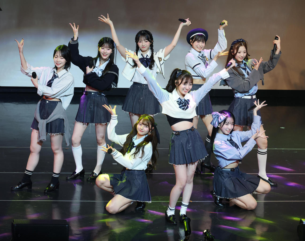 昇格記念ライブを行ったAKB48の18期生。前列左から、久保姫菜乃、工藤華純、山口結愛、後列左から成田香姫奈、八木愛月、秋山由奈、新井彩永、迫由芽実（撮影・中島郁夫）
