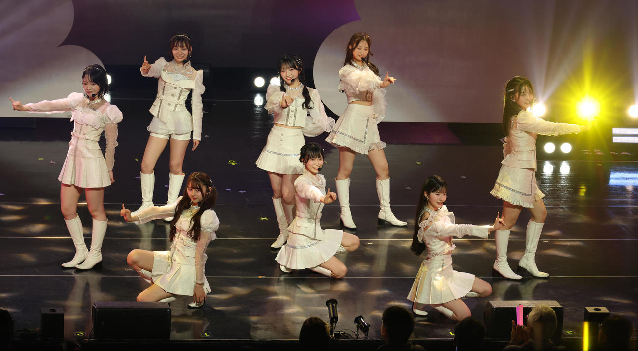 昇格記念ライブを行ったAKB48の18期生。前列左から、久保姫菜乃、新井彩永、八木愛月、後列左から成田香姫奈、工藤華純、秋山由奈、迫由芽実、山口結愛（撮影・中島郁夫）