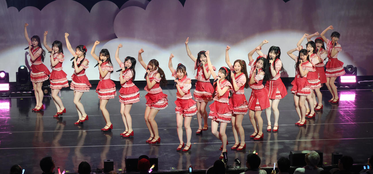 18期生昇格記念ライブを行ったAKB48（撮影・中島郁夫）