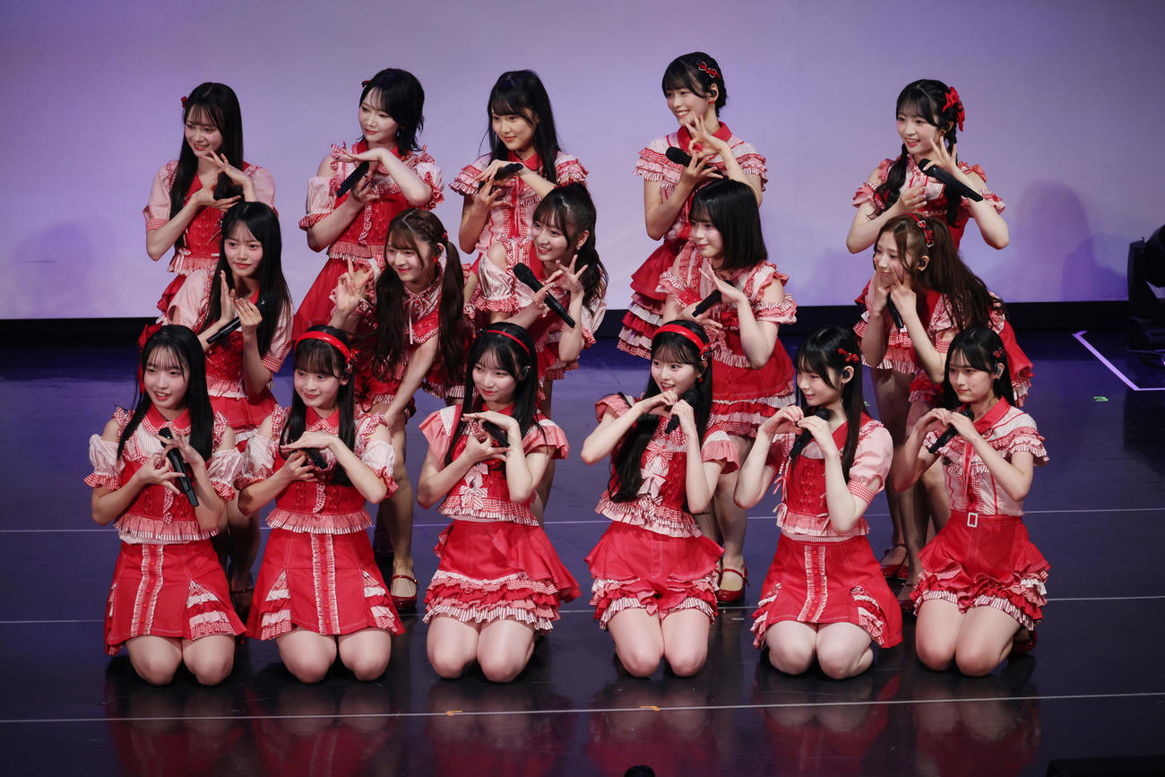 18期生昇格記念ライブで記念撮影を行ったAKB48（撮影・中島郁夫）