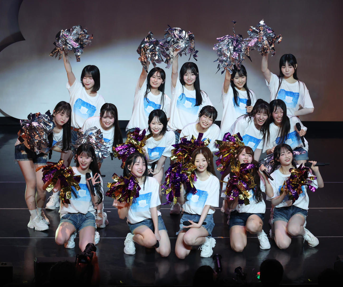 18期生昇格記念ライブを行ったAKB48（撮影・中島郁夫）