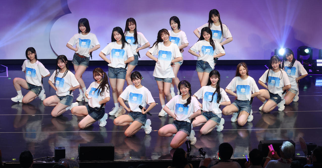 18期生昇格記念ライブを行ったAKB48（撮影・中島郁夫）