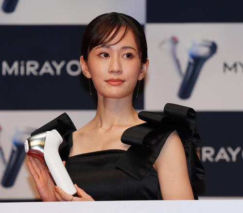 前田敦子「秋元先生に少しでも恩返しになるのなら」純白ドレス姿公開に