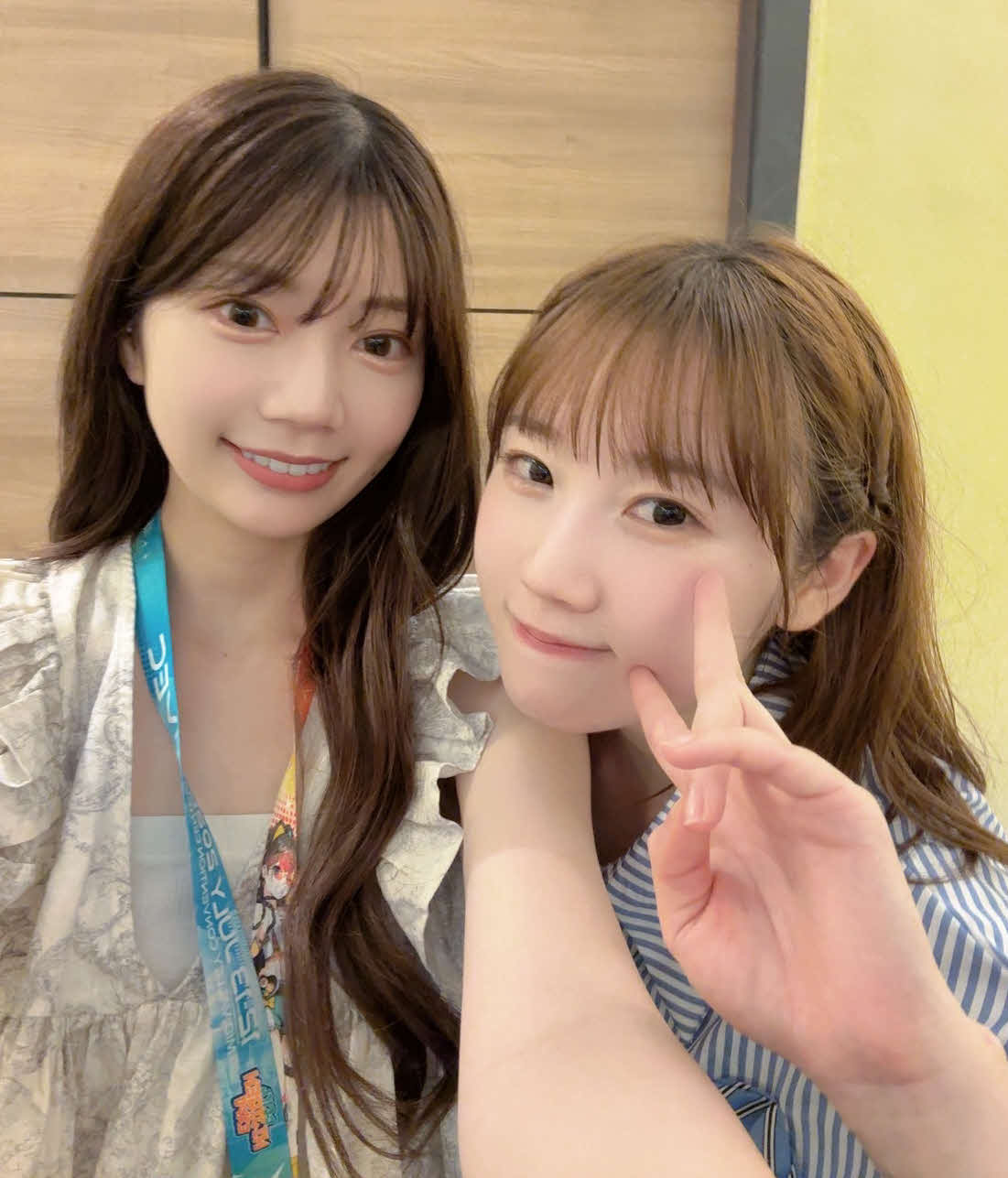 クアラルンプールで行われたアニメ・コミック・ゲームなどの日本文化を体験できる展示会イベント「Nijigen Expо」に出演したKLP48甲斐心愛（左）と観劇した元日向坂46の高本彩花
