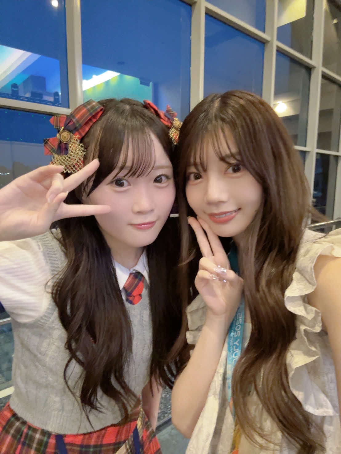 クアラルンプールで行われたアニメ・コミック・ゲームなどの日本文化を体験できる展示会イベント「Nijigen Expо」に出演したKLP48山根涼羽（左）と観劇した元日向坂46の高本彩花