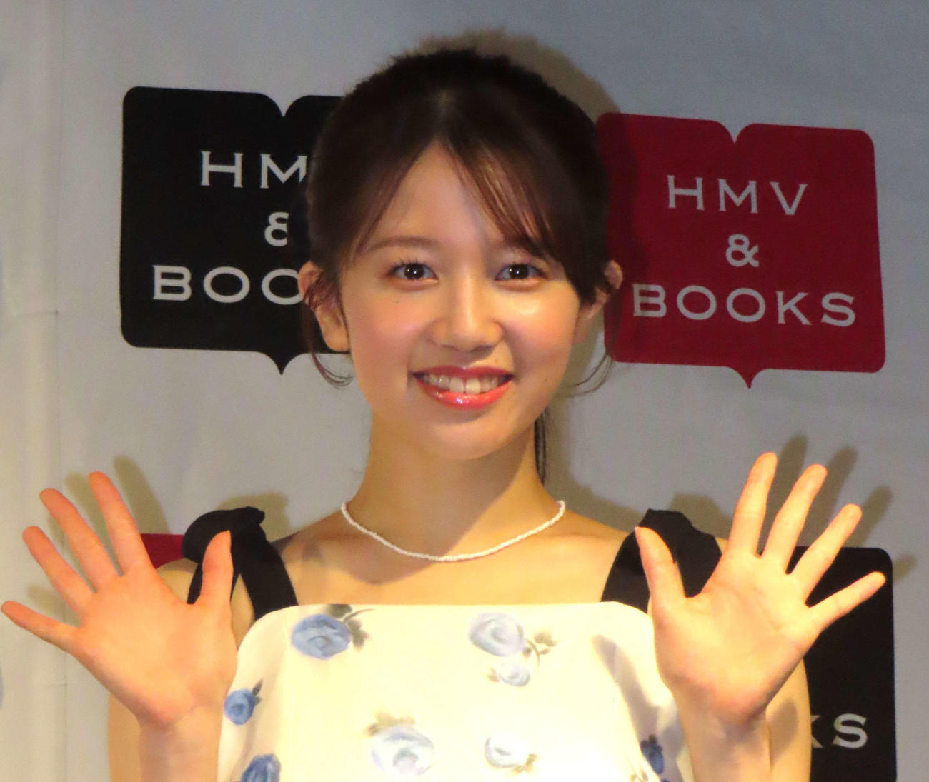 ファースト写真集「付き合ってください」発売記念会見に登壇したAKB48正鋳真優