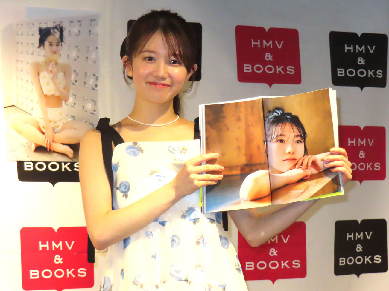 ファースト写真集「付き合ってください」発売記念会見でお気に入りカットを見せるAKB48正鋳真優