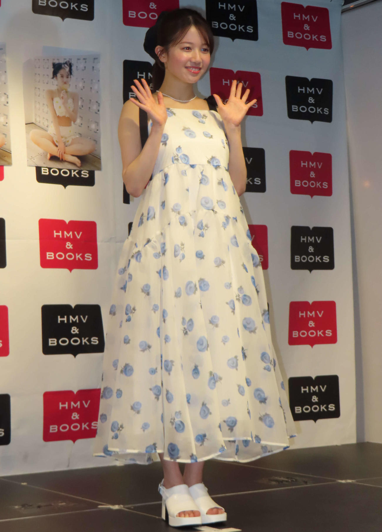 ファースト写真集「付き合ってください」発売記念会見に登壇したAKB48正鋳真優