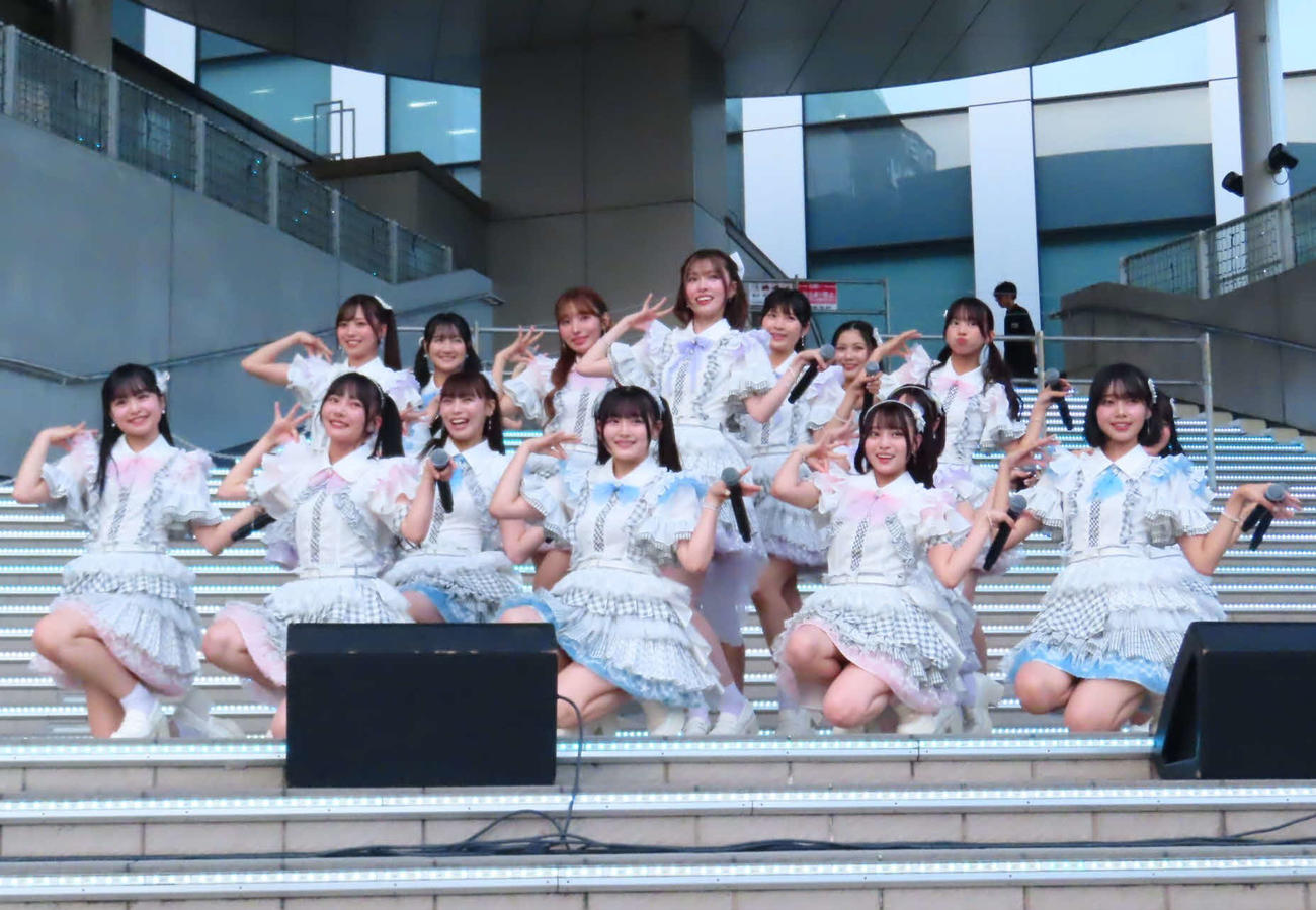 「半袖天使」発売記念ミニライブでパフォーマンスするHKT48