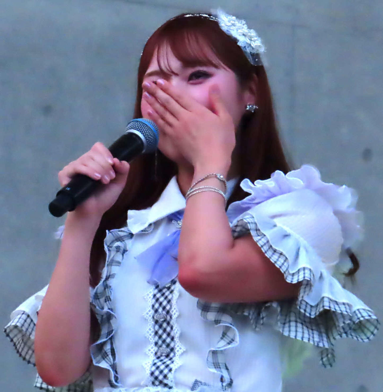 「半袖天使」発売記念ミニライブで涙をこらえる山内祐奈