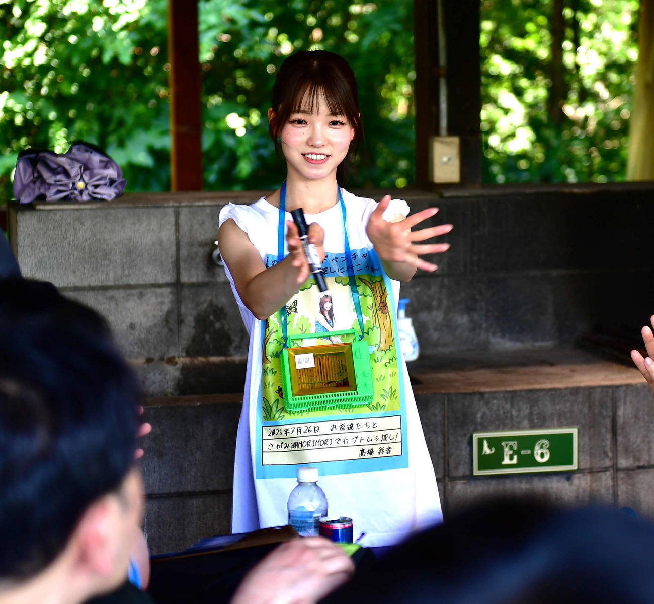 ファンイベント「夏の宝探しアドベンチャー～カブトムシを探しに行こう☆～」でファンと交流する髙橋彩音