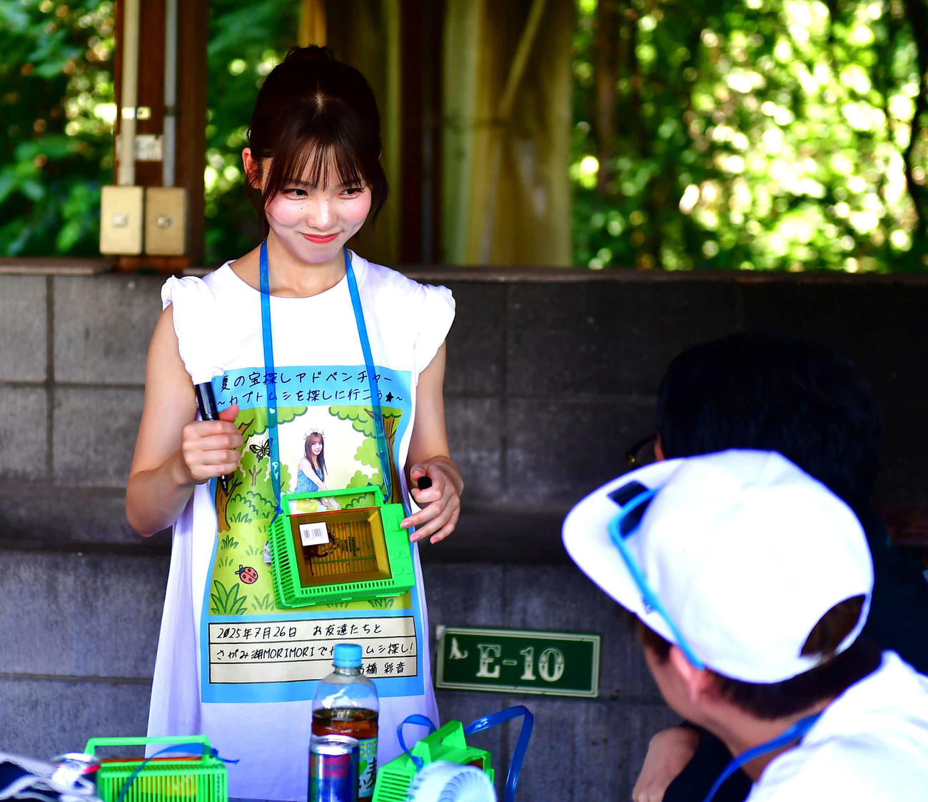 ファンイベント「夏の宝探しアドベンチャー～カブトムシを探しに行こう☆～」でファンと交流する髙橋彩音