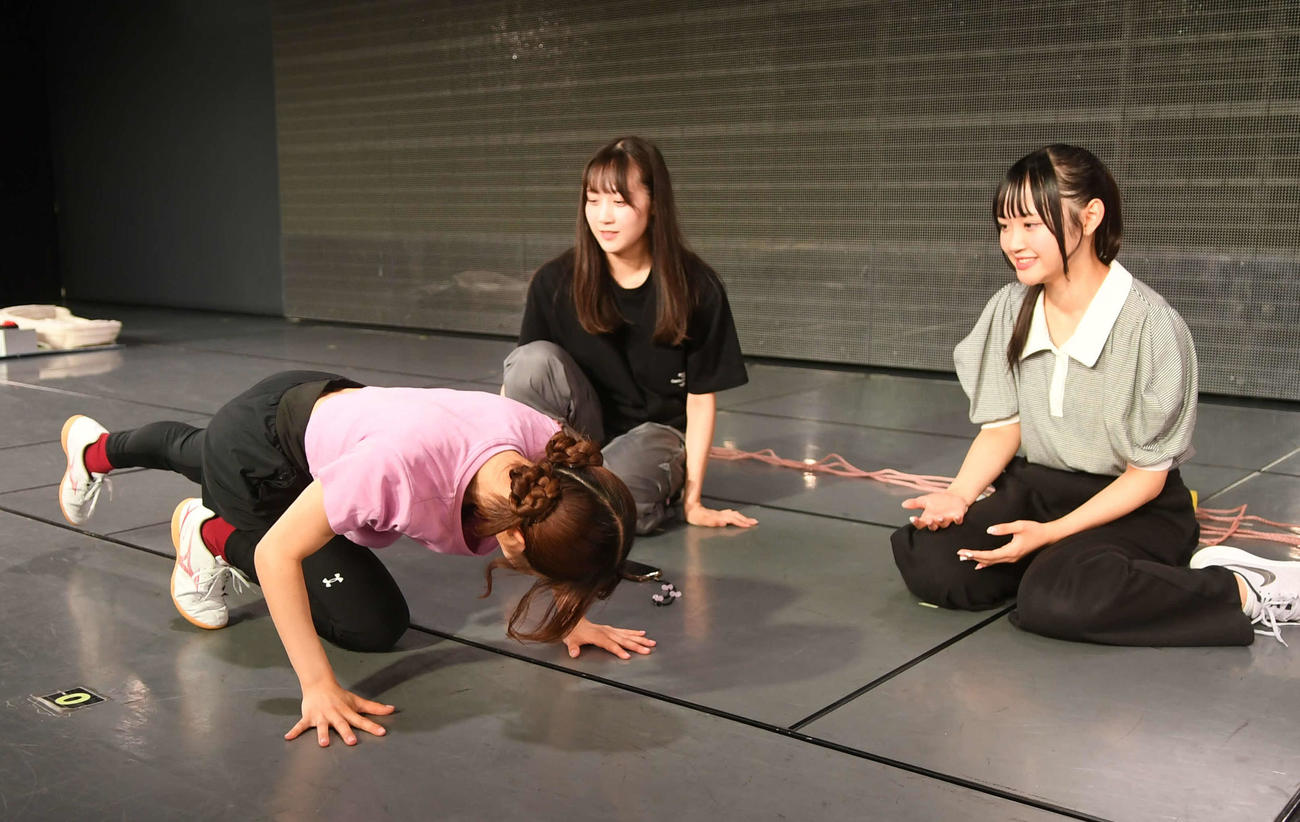 清司（左）のフォームをチェックする木本優菜（中央）と磯部瑠紅