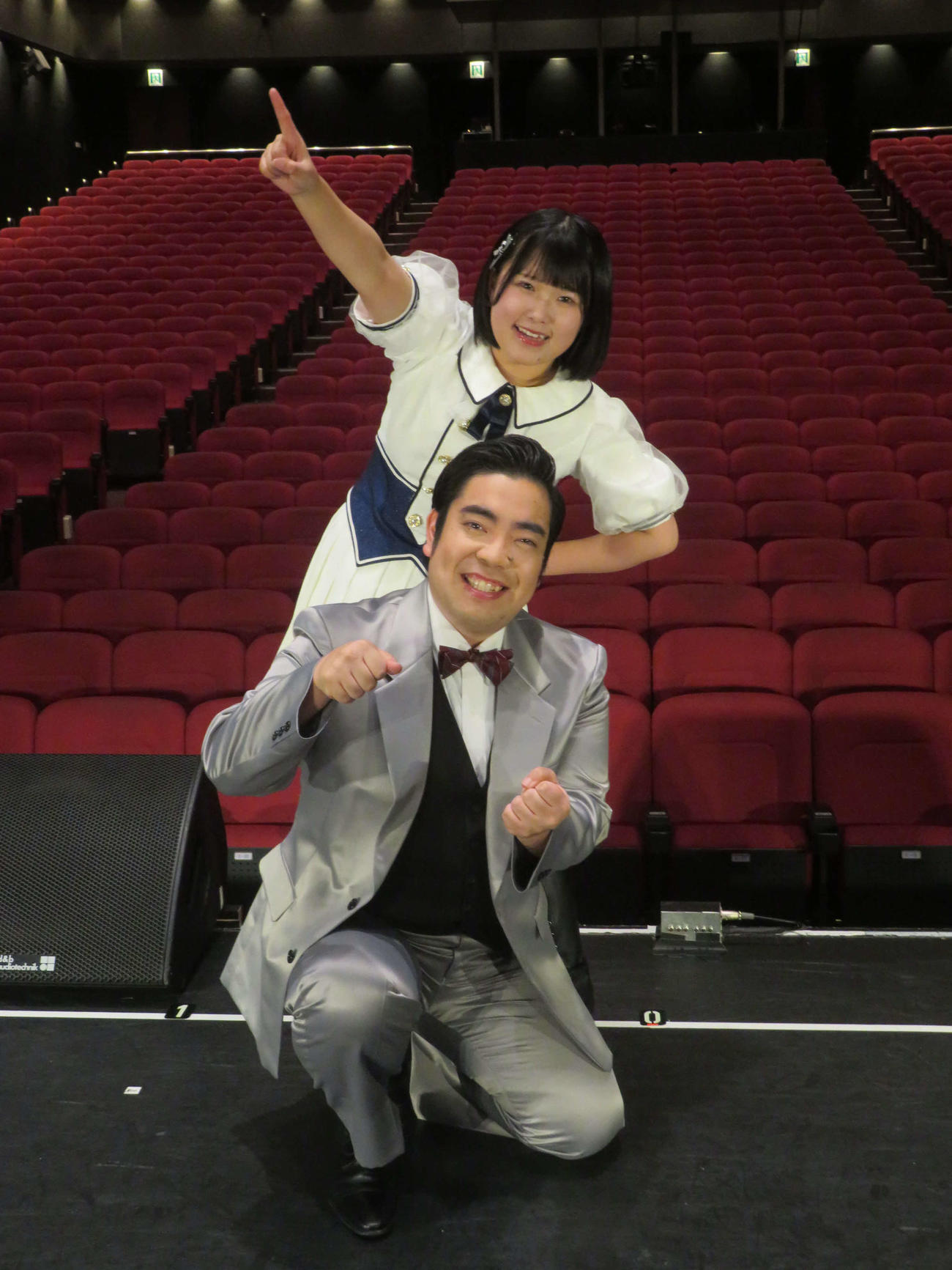 決めポーズを披露する徳永ゆうき（前）とSTU48池田裕楽（撮影・川田和博）