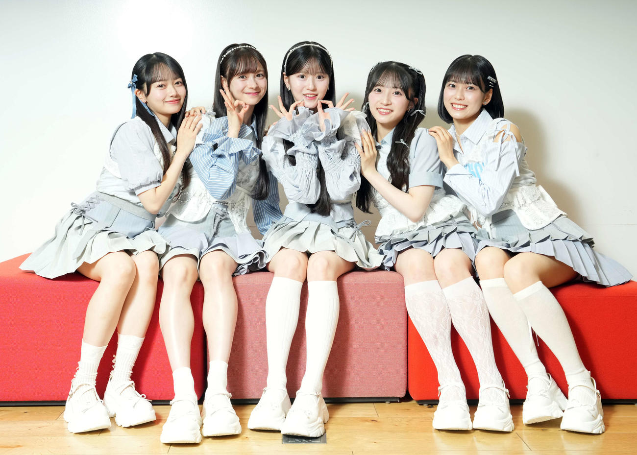 新曲「Oh my pumpkin！」の先発メンバーに選ばれ笑顔を見せる、左から花田藍衣、伊藤百花、八木愛月、秋山由奈、新井彩永（撮影・たえ見朱実）