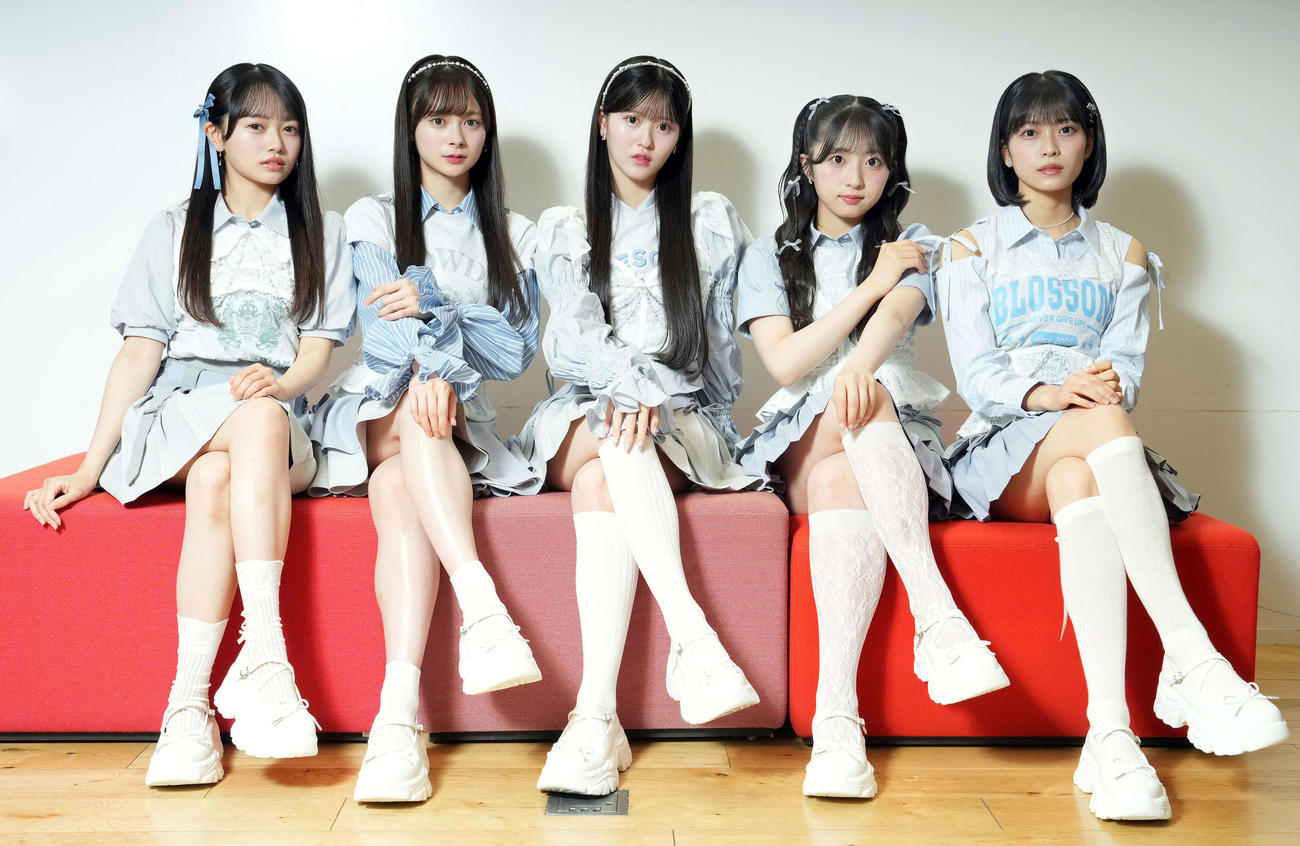 新曲「Oh my pumpkin！」の先発メンバーに選ばれた、左から花田藍衣、伊藤百花、八木愛月、秋山由奈、新井彩永（撮影・たえ見朱実）