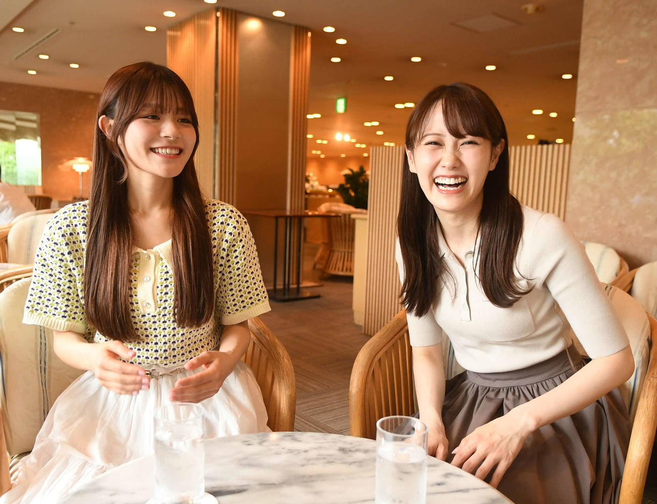笑顔で会話する清司（左）と西潟