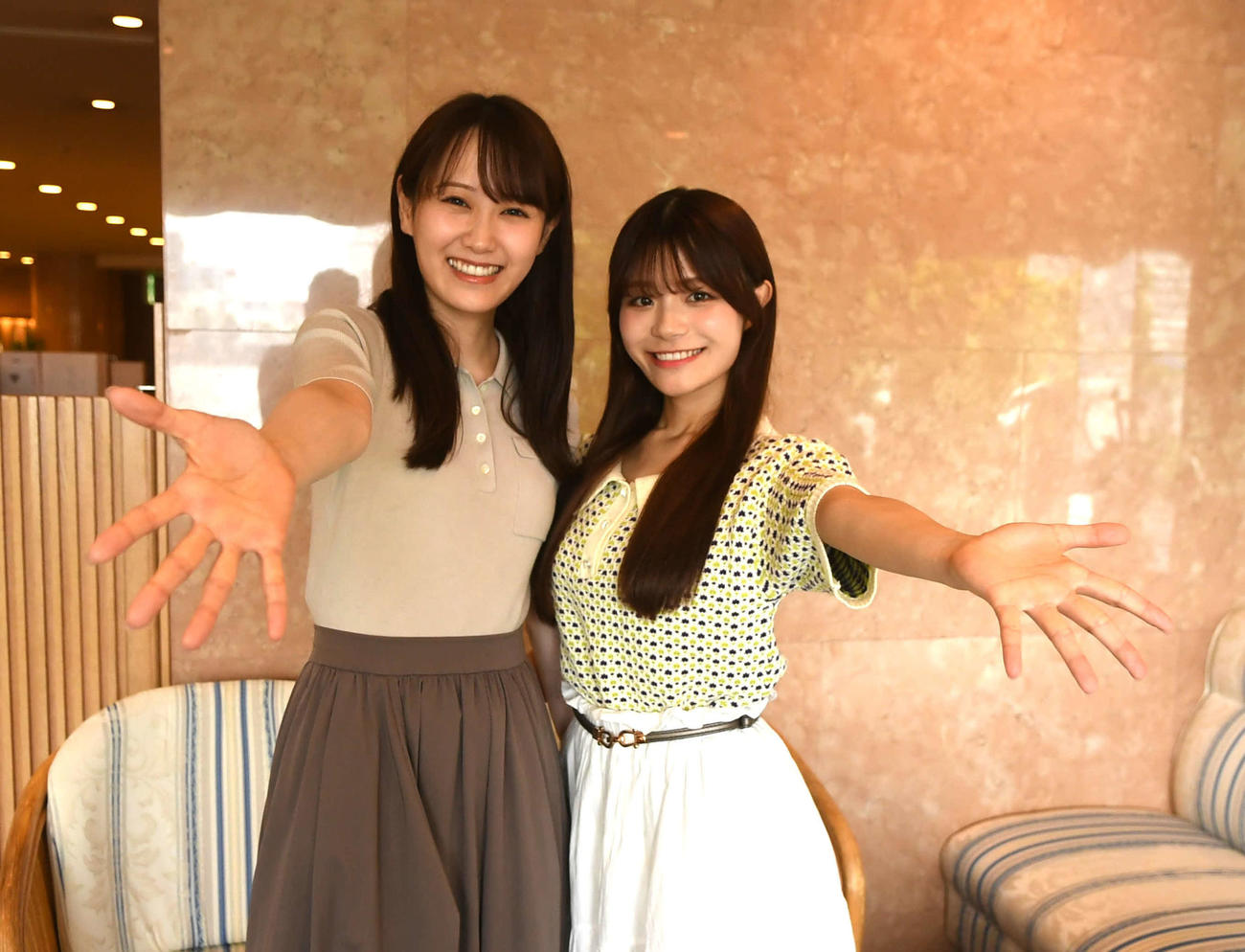 10周年を迎え、今後の活躍を誓うNGT48の西潟茉莉奈（左）と清司麗菜